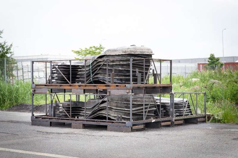 Emptied of electricity, the imposing battery packs -- they weigh half a tonne each -- are methodically taken apart to recover up to 95 percent of the materials. Emptied of electricity, the imposing battery packs -- they weigh half a tonne each -- are methodically taken apart to recover up