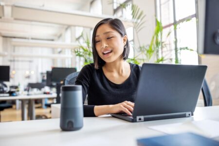 How Human Virtual Assistants And AI Can Efficiently Work Together