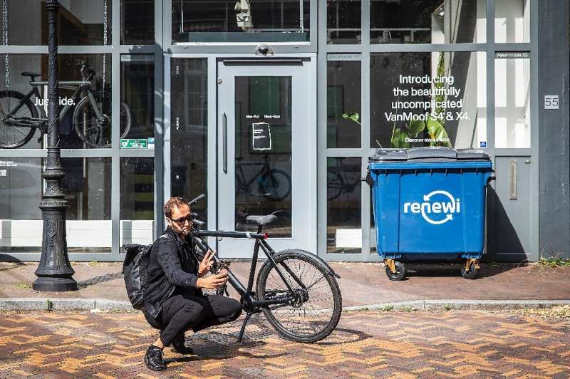 Amsterdam police asked owners not to try to press criminal charges over bikes stuck in VanMoof's repair shop. Amsterdam police asked owners not to try to press criminal charges over bikes stuck in VanMoof's repair shop