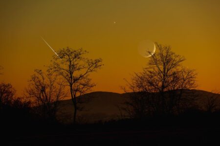 See A Slim Moon Close To Mars As ‘Shooting Stars’ Fall: The Night Sky This Week