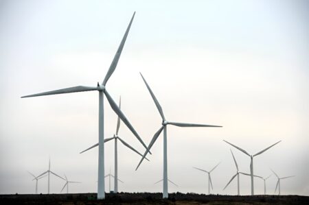 UK lagging in switch to green energy, study warns