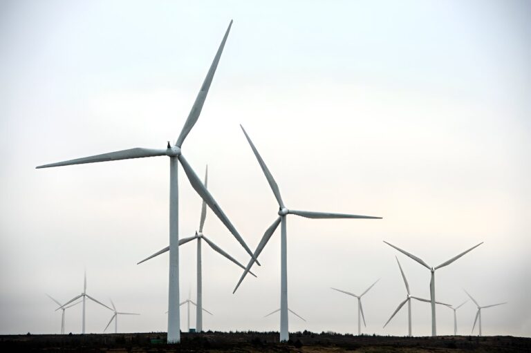 UK lagging in switch to green energy, study warns