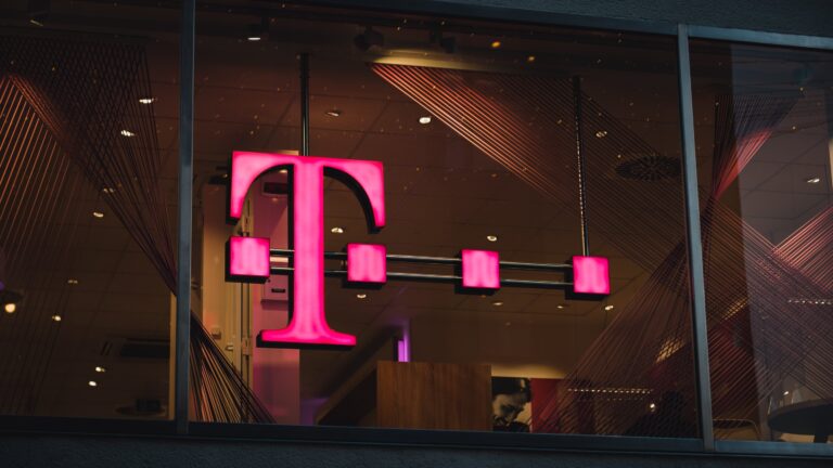 T-Mobile to lay off 7% of workforce