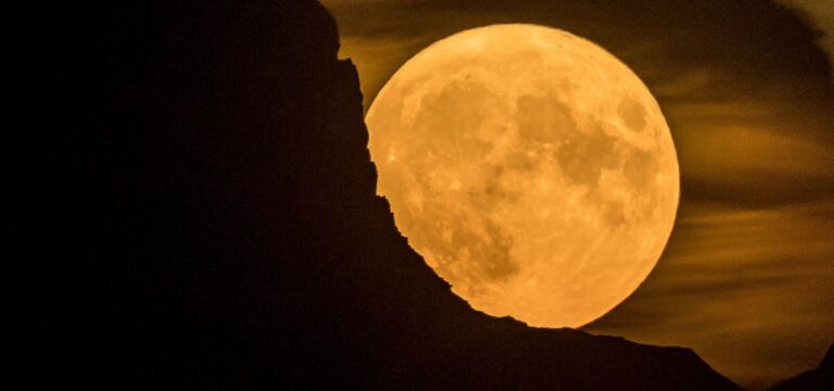 The Surprising Time To See This Week’s ‘Blue Supermoon’ At Its Biggest According To An Expert