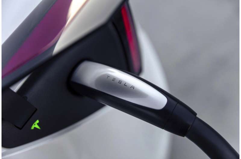 Edmunds: Tesla wins the EV charge plug format war