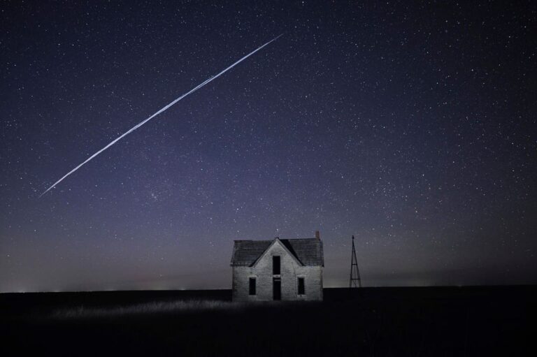 SpaceX Starlink Captured Burning Up In The Atmosphere In Dramatic Fashion