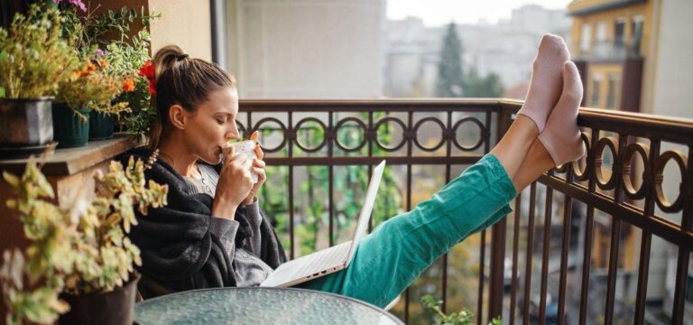 A Psychologist Explains The Benefits Of A ‘Bare Minimum Monday’