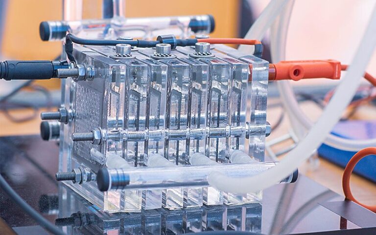 In situ, onboard evaluation and control of proton exchange membrane fuel cells using magnetic sensors