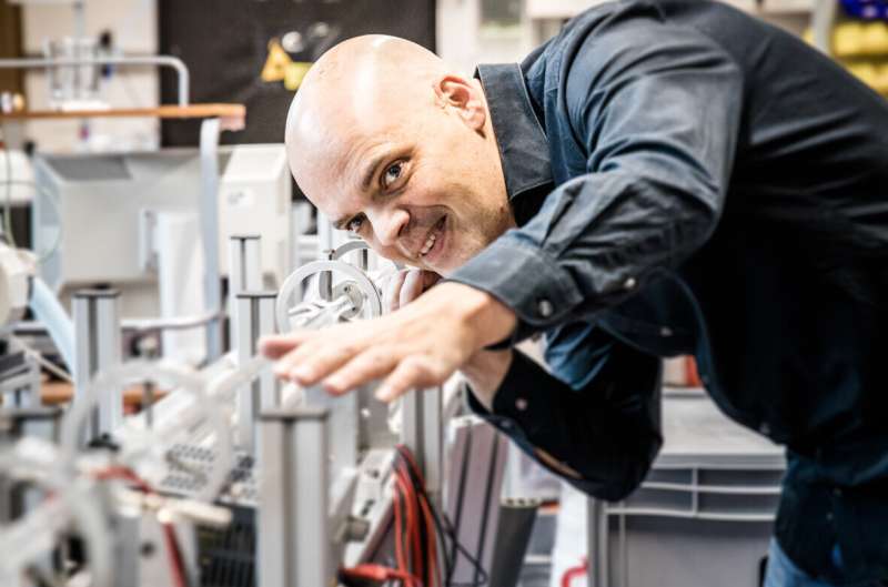 Found an energy saving way of pumping liquids through pipes, inspired by the heart beat: Björn Hof in his lab at the Institute of Science and Technology Austria (ISTA). Credit: © Nadine Poncioni / ISTA Pumping like the heart