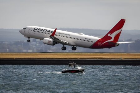 Angry Qantas investors block executives’ pay plan