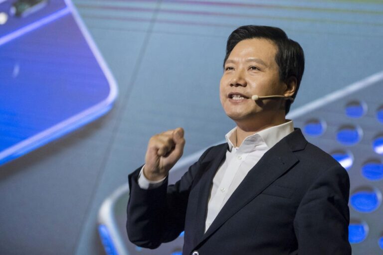 Chinese Smartphone Makers Aim To Beat Apple And Samsung In Generative AI