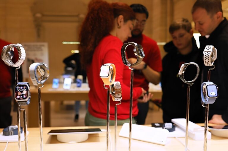 Apple pauses US sale of latest Watch models over patent clash