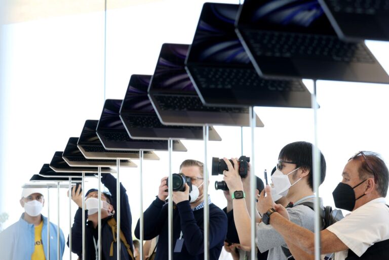 Apple Faces MacBook Air Release Problem