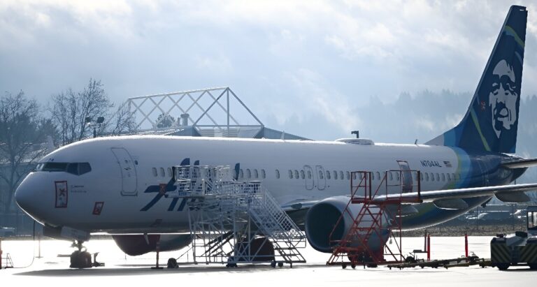 Alaska Airlines finds many loose bolts on its Boeings as United questions orders