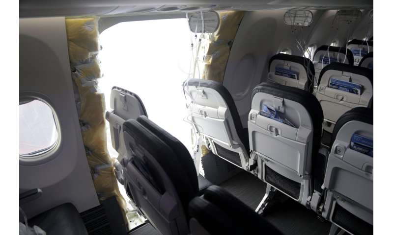 Boeing jetliner that suffered inflight blowout was restricted because of concern over warning light
