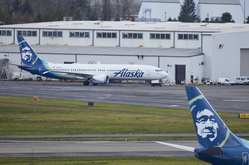Boeing jetliner that suffered inflight blowout was restricted because of concern over warning light