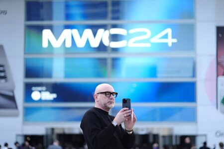 Smartphone makers bet on AI to boost sales