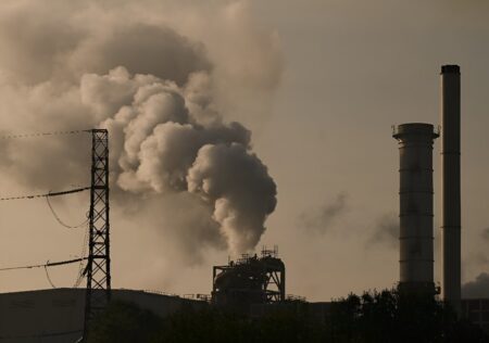 Britain vows to build new gas power stations