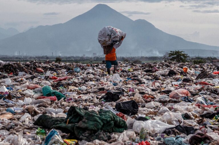 The Right Likes The Past, But We All Hate The Present, Study Shows